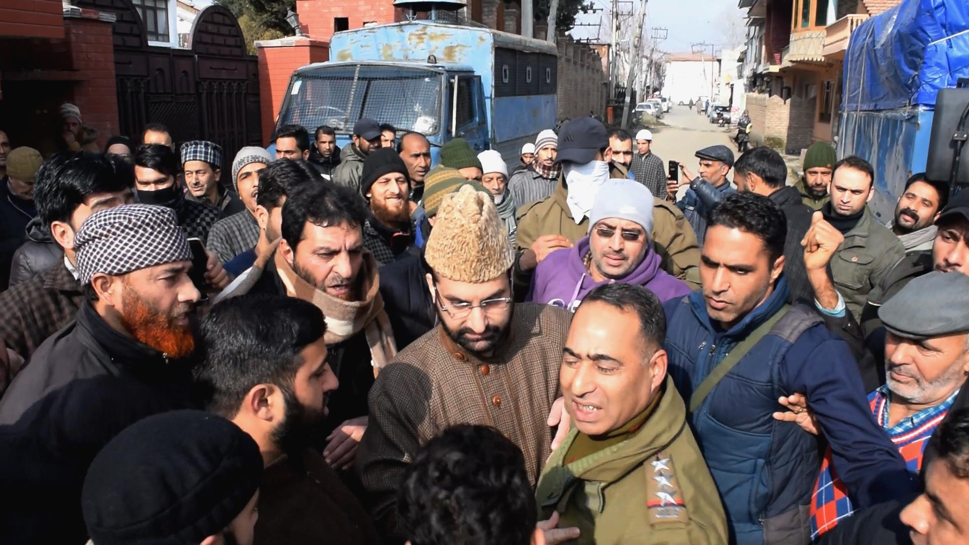 Mirwaiz detained after trying to break police cordon